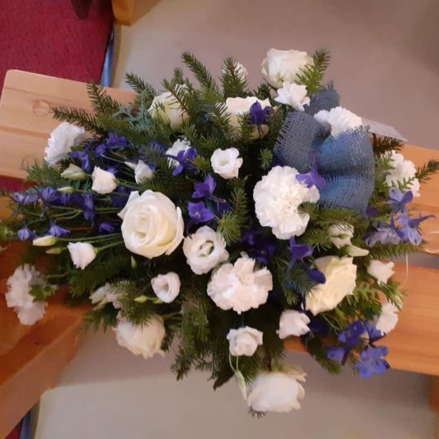 Kukkalaite hautajaisiin 