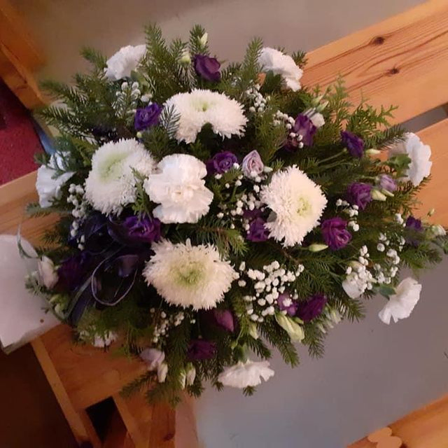 Hautajaiskimppu violeteilla ja valkoisilla kukilla