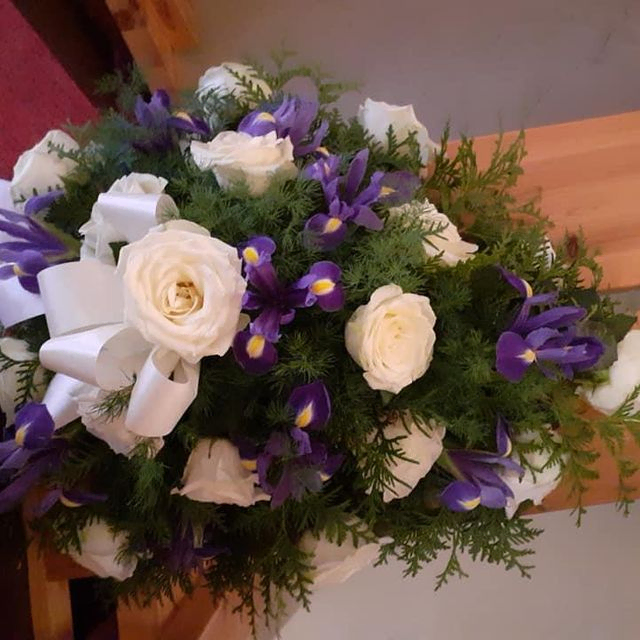 Kukkalaite valkoisilla ja violeteilla kukilla